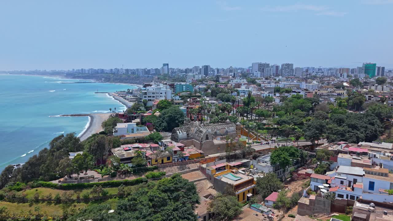 Veduta aerea del panorama urbano di Lima, dell'oceano e del restauro della Chiesa di La Ermita.