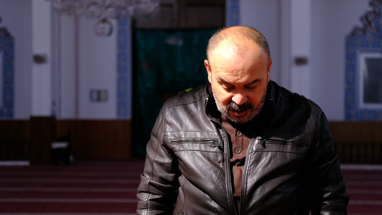 중년 남자가 모스크에서기도 4