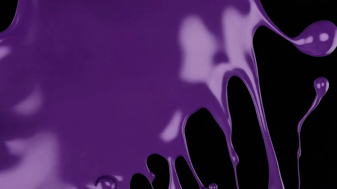 Peinture violette coulant sur fond noir