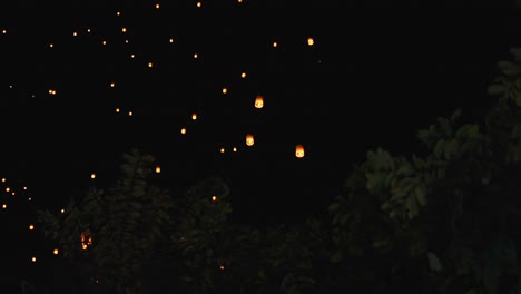 linternas del cielo por la noche