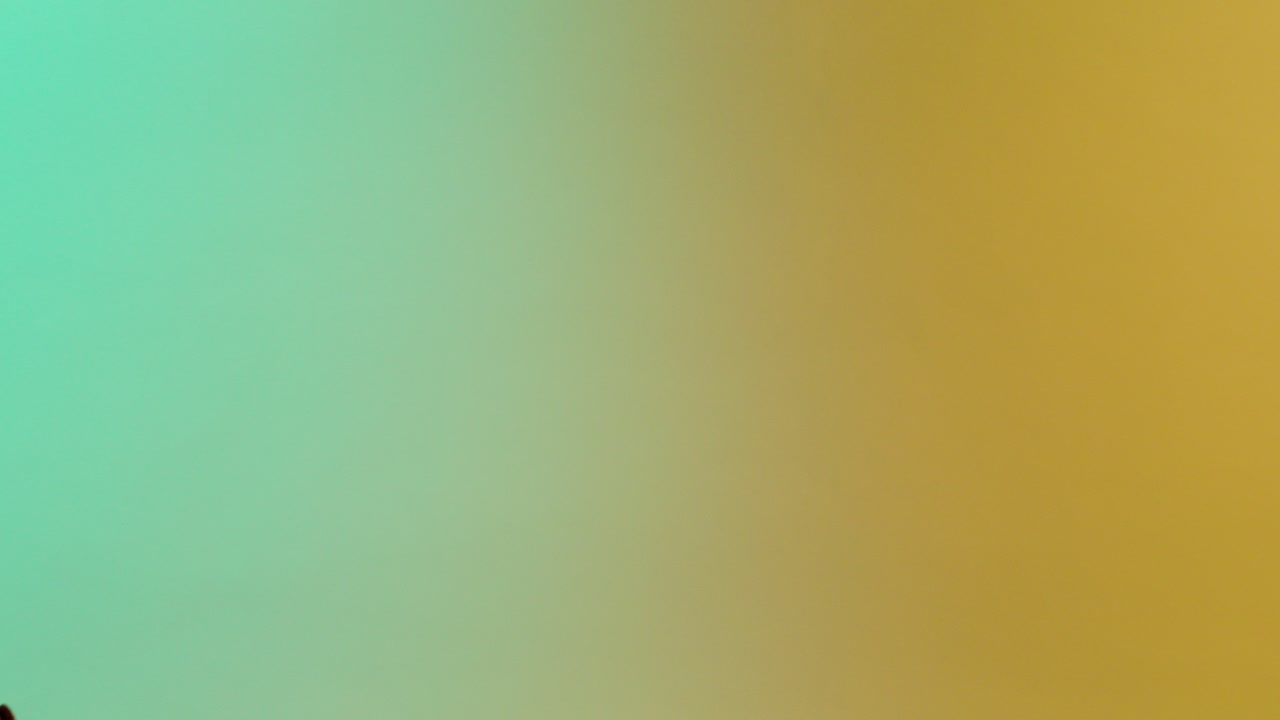 manos intercambiando un objeto ornamentado