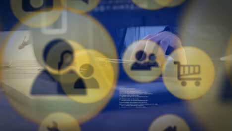 animación de iconos de los medios sobre el hombre caucásico usando computadora