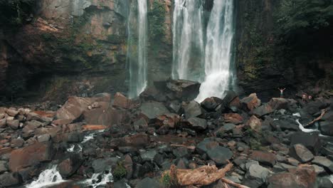 Touristen-Stehen-Auf-Felsbrocken-An-Den-Nauyaca-wasserfällen-In-Costa-Rica