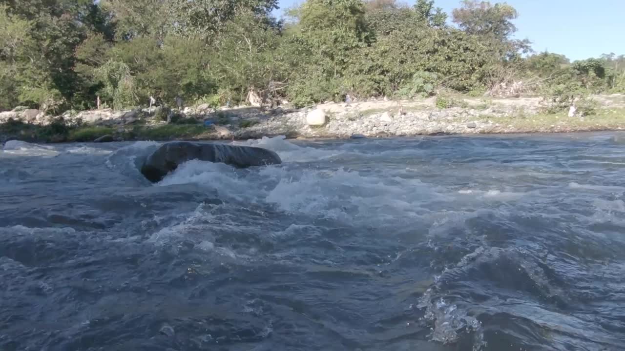 río de montaña salvaje que fluye a través de rocas de piedra
