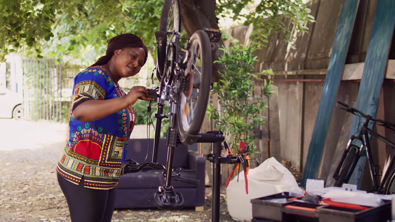 спортивная женщина проверяет педали велосипеда