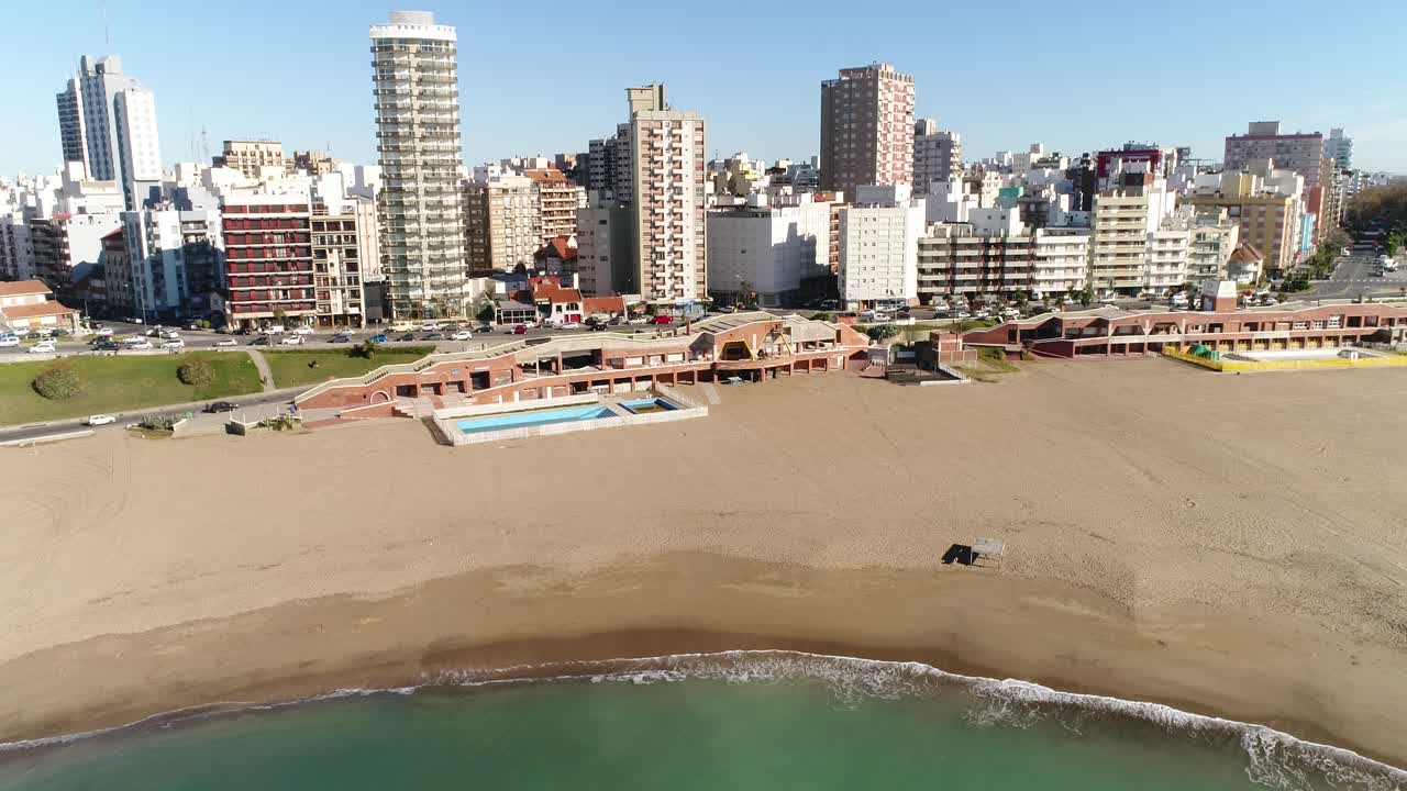 la playa más grande de la ciudad de mar del plata