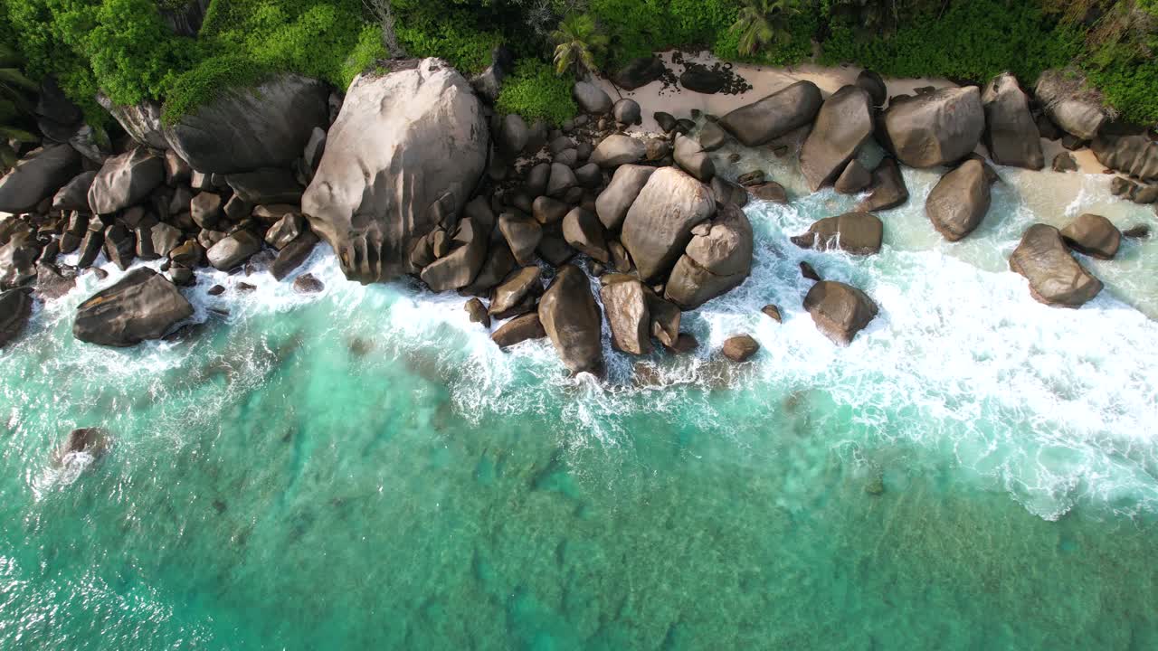 tomada de avión no tripulado de la playa oculta cerca de la playa de north east point, enormes rocas, playa de arena blanca y agua turquesa, mahe seychelles 30fps 4