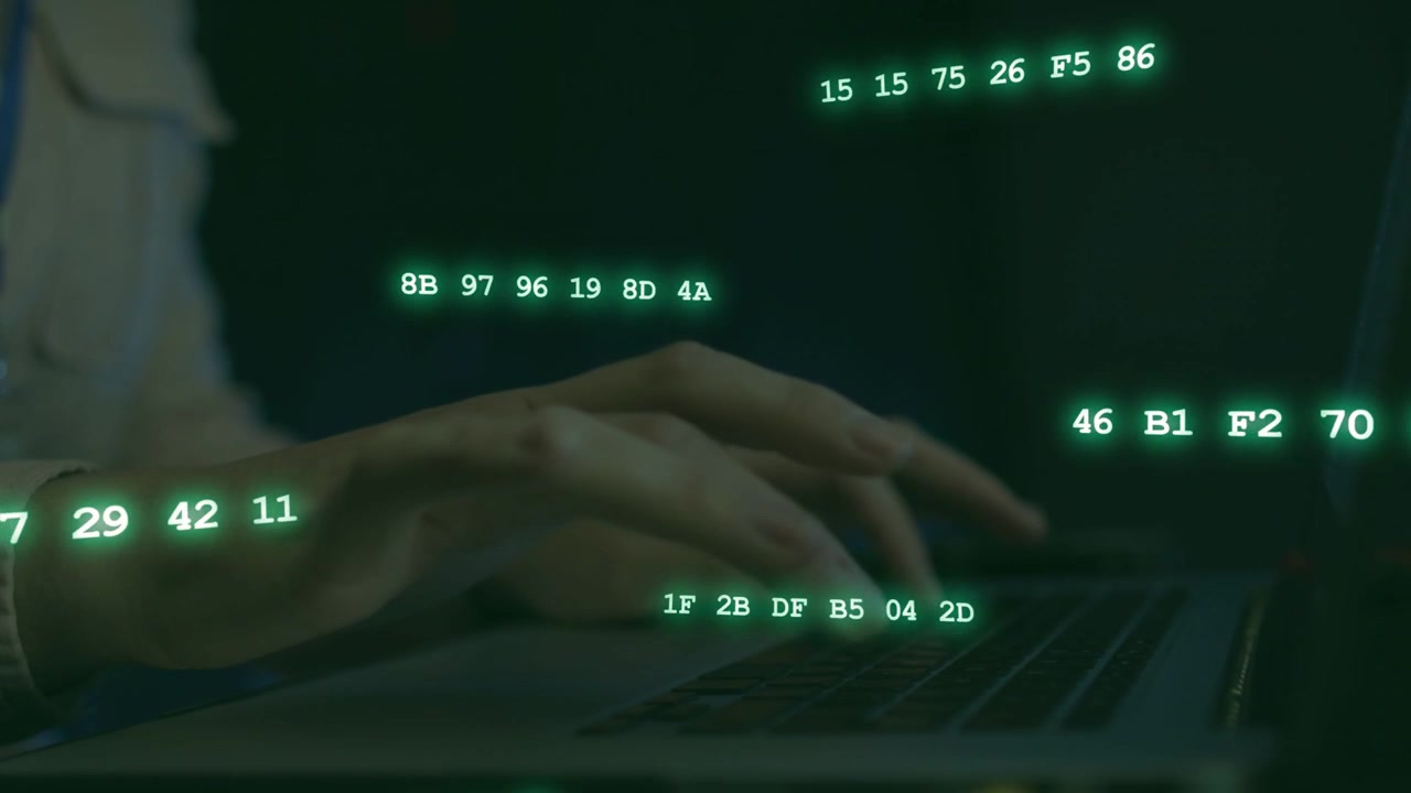 Kvinde ved skrivebord begynder at taste, hvilket får grønne hex-strenge til at stige op over tasterne til teknisk analyse.