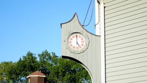 five o'clock on a clock with apples on a summer day, no persons