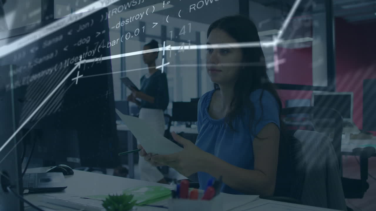 animación del procesamiento de datos financieros sobre una mujer de negocios caucásica en el cargo