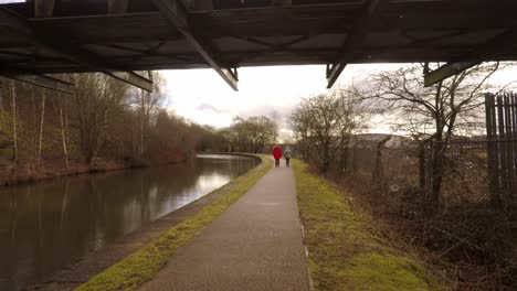 2-Frauen-Machen-Einen-Spaziergang-Entlang-Des-Ehemaligen-Industriekanals-In-Stoke-On-Trent,-Einem-Von-Armut-Betroffenen-Gebiet-Mit-Vielen-Fabrikruinen-Entlang-Des-Kanals