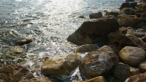 Vista-Cercana-Del-Mar-Golpeando-Las-Rocas-En-La-Costa-De-Italia