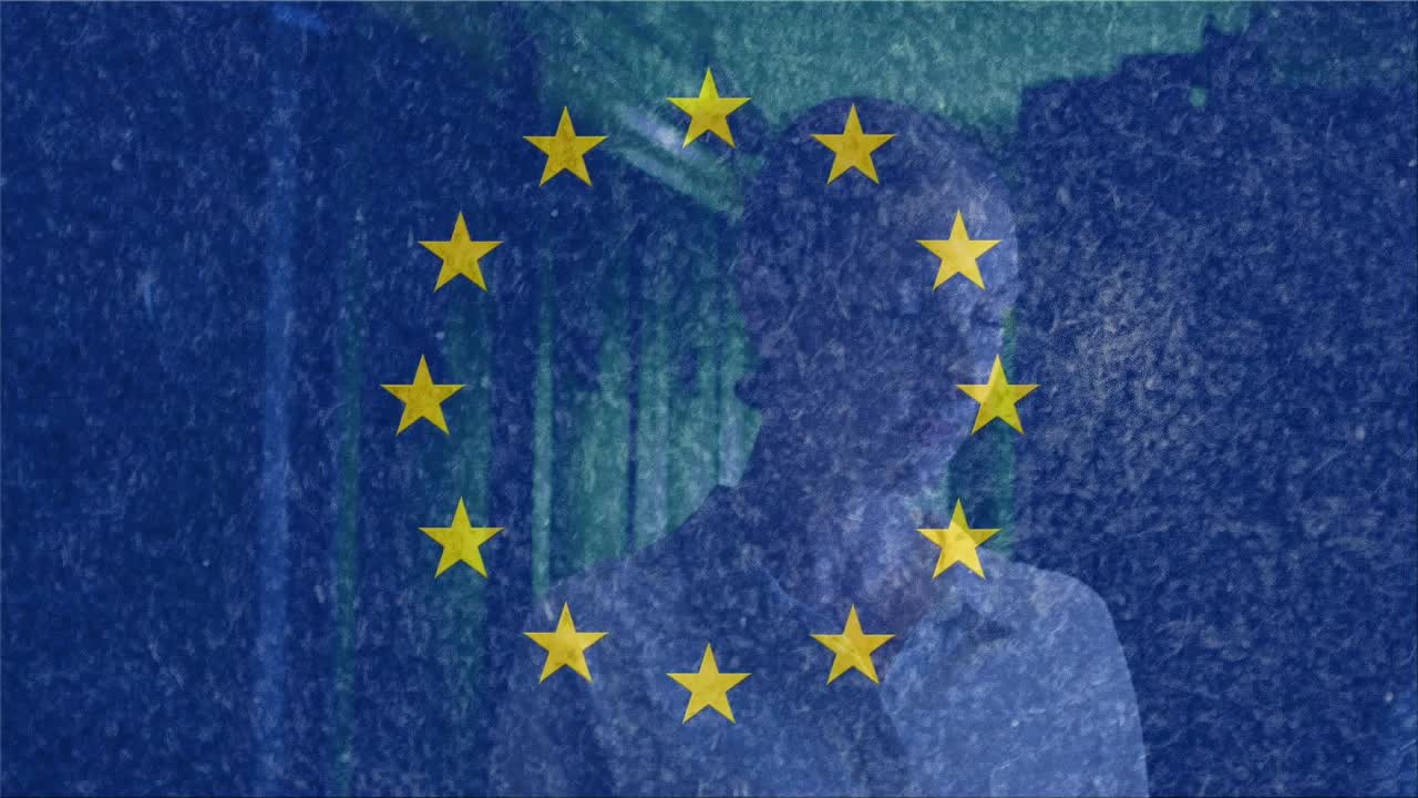 Donna professionista in piedi in un corridoio tecnologico con statica blu che avvia la formazione e lo svanire della bandiera dell'UE