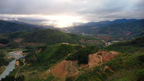 越南福<unk>山 (phuoc binh) 的风景如画的田野和山丘 - - 飞行员无人机拍摄