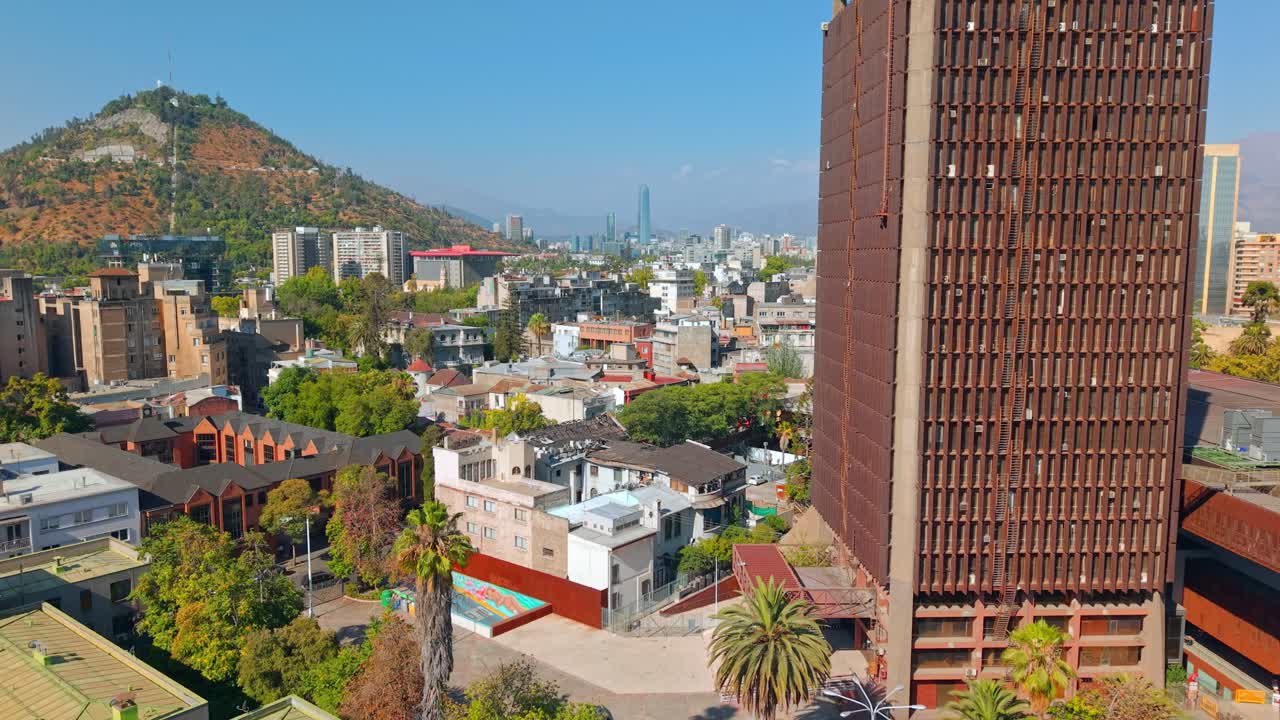 Vista aérea da cidade de Santiago, Chile, no verão, sobre o Barrio Lastarria, GAM e o Morro San Cristobal