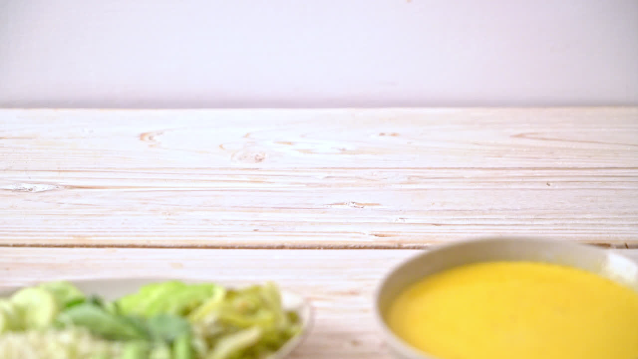 게 카레와 다양한 야채를 곁들인 태국 쌀국수 - 태국 현지 남부 음식