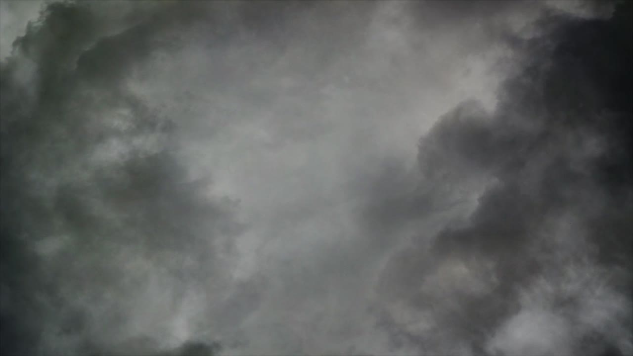 punto de vista de 4k, una tormenta dentro de la oscuridad de una nube cumulonimbus con un relámpago