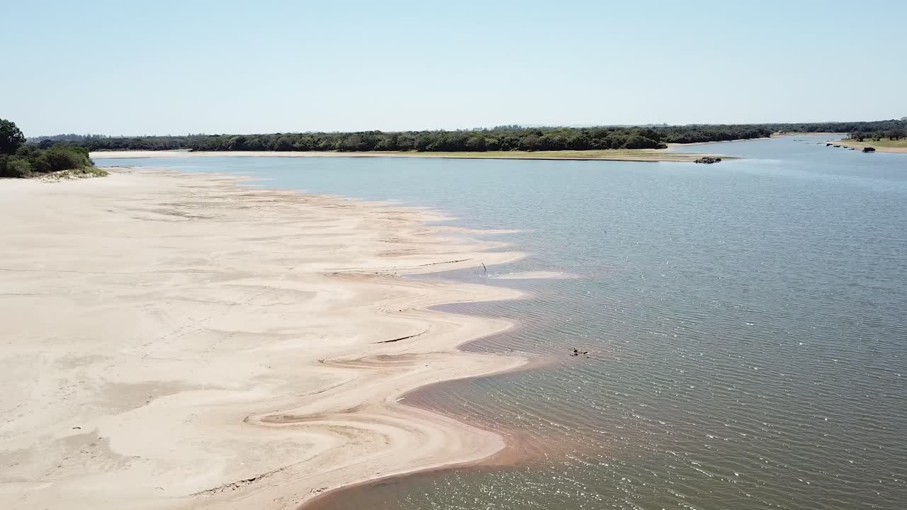 bajo nivel de agua en un río de américa del sur