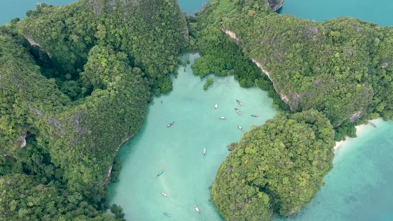 물마루-1을 항해하는 보트가 있는 홍섬 석호의 드론 영상