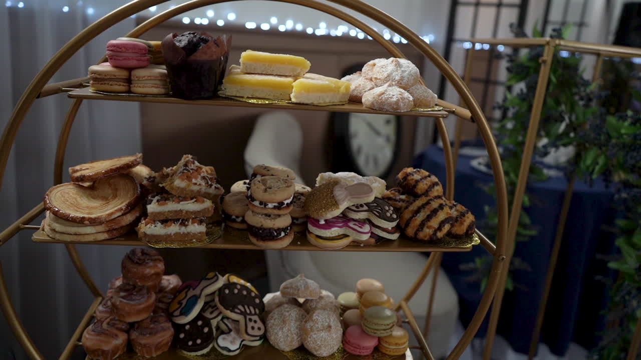 쿠키, 머핀 및 다른 디저트와 함께 웨딩 발 영상에서 디저트 트레이