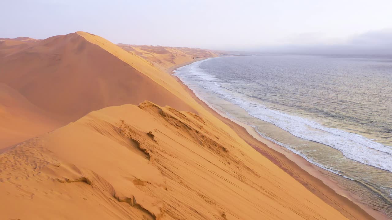 asombrosa toma aérea sobre las vastas dunas de arena del desierto de namib a lo largo de la costa esquelética de namibia 6