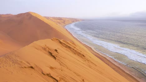 Impresionante-Toma-Aérea-Sobre-Las-Vastas-Dunas-De-Arena-Del-Desierto-De-Namib-A-Lo-Largo-De-La-Costa-De-Los-Esqueletos-De-Namibia-6