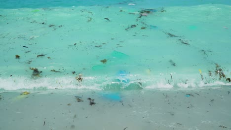 Agua-De-Mar-Asiática-Cubierta-De-Basura-Plástica-Y-Otra-Basura-Y-Restos-Flotando-En-La-Superficie