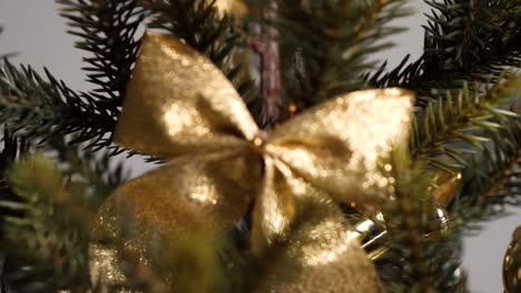 Rack-Focus-of-Gold-Bow-Tie-On-Christmas-Tree