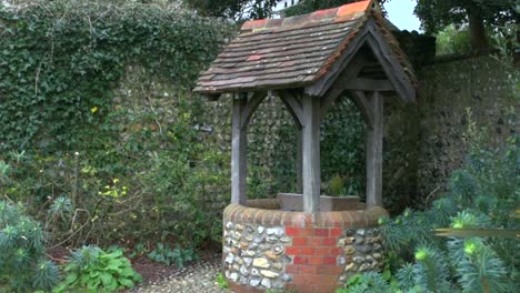 Toma-De-Un-Pozo-De-Pueblo-Antiguo-Clásico-En-Un-Día-Ventoso,-En-Rottingdean-En-East-Sussex,-Inglaterra