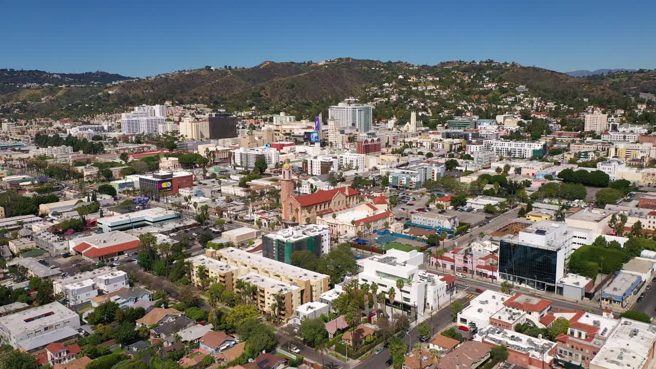Ripresa aerea bassa e panoramica verso l'alto del centro di Hollywood