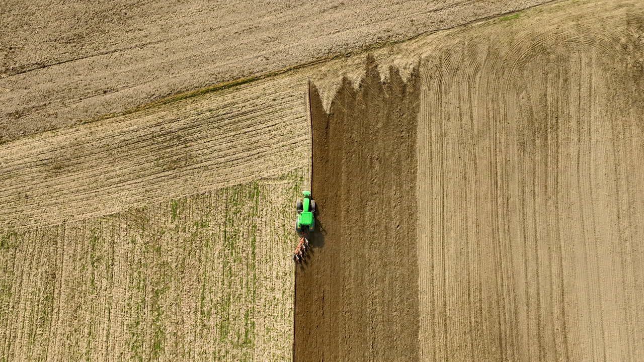 vista aérea de un tractor moderno arando el suelo antes de plantar