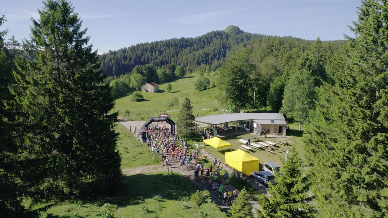Ripresa con drone della partenza di una maratona in montagna con uno splendido paesaggio