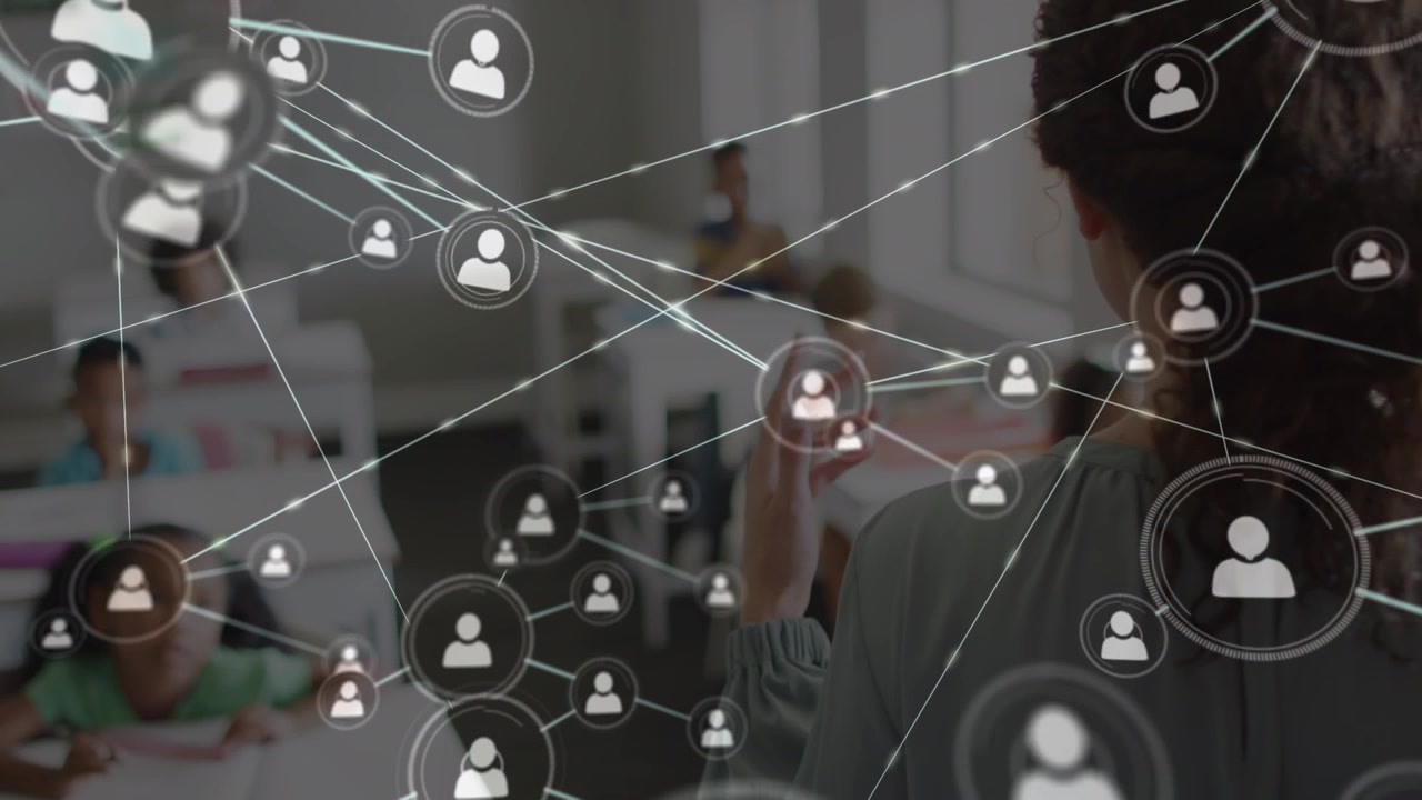 Animazione di una rete di connessioni con icone sopra scolari e insegnante di diverse etnie