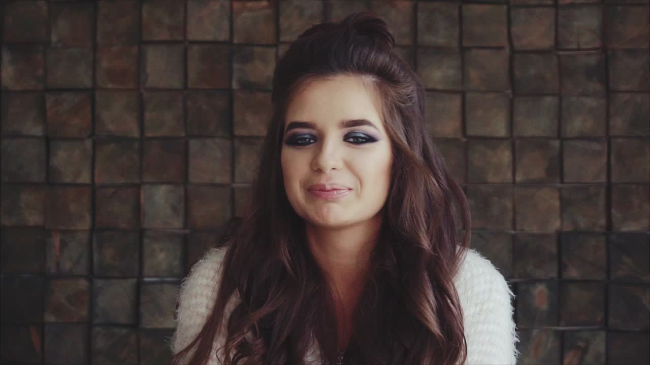 mujer besando la mano