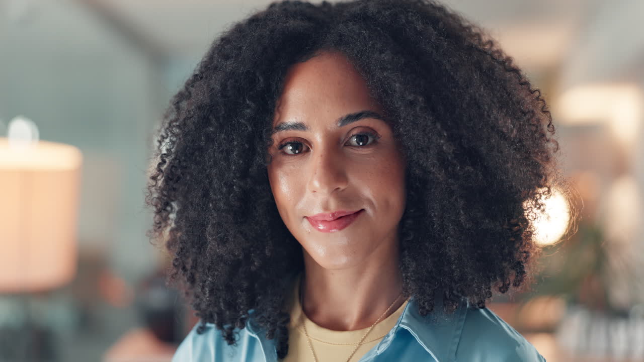 retrato de una mujer sonriente con el cabello rizado