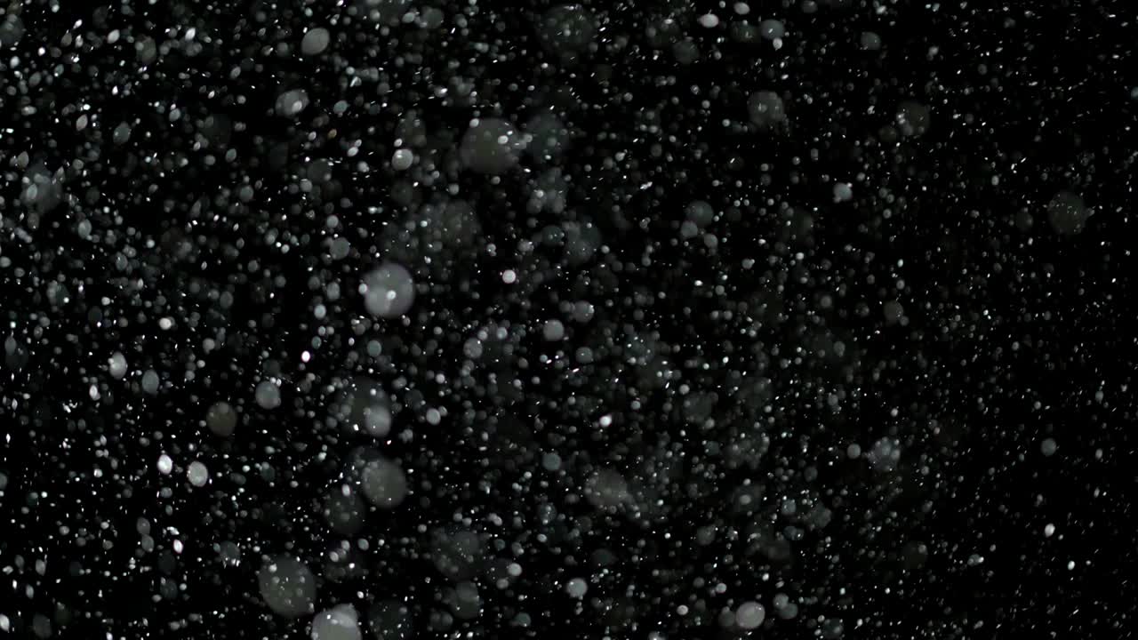 검은 바탕에 느린 동작의 눈