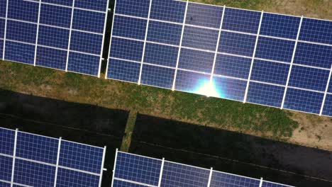 primer plano de la superficie de los paneles solares fotovoltaicos azules para producir electricidad ecológica limpia