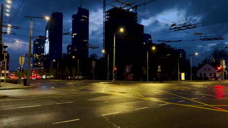 Constitución-Y-Kalvariu-Cross-Road-En-Vilnius-Por-La-Noche