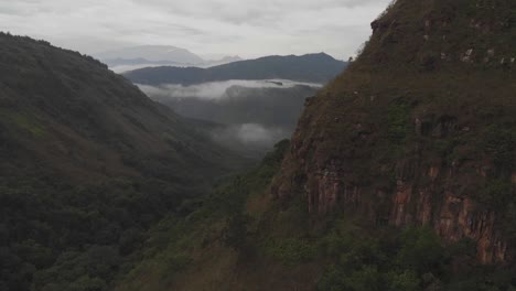 Tire-Hacia-Adelante-En-Un-Amanecer-Brumoso-En-Medio-De-Las-Montañas