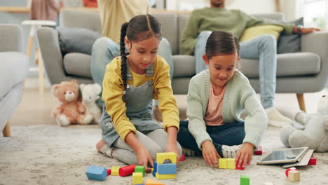 Kinder,-Spielzeug-Und-Boden-Mit-Männern