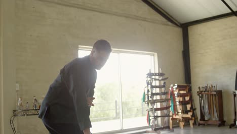 un luchador de kung fu practicando artes marciales en 4k