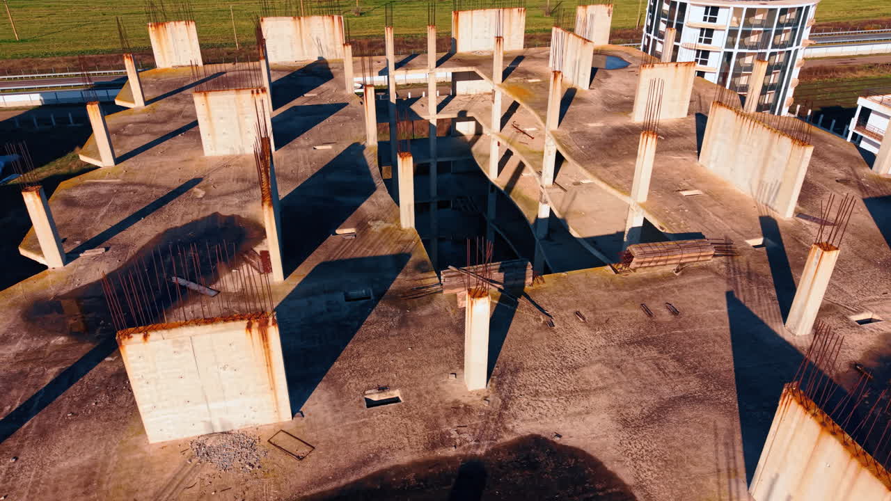 Vliegen over het gebouw in aanbouw. Bovenop het flatgebouw met meerdere verdiepingen
