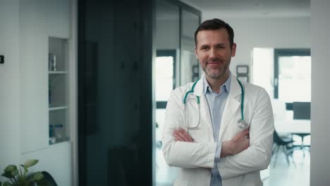 retrato de un doctor caucásico sonriente en la sala de espera