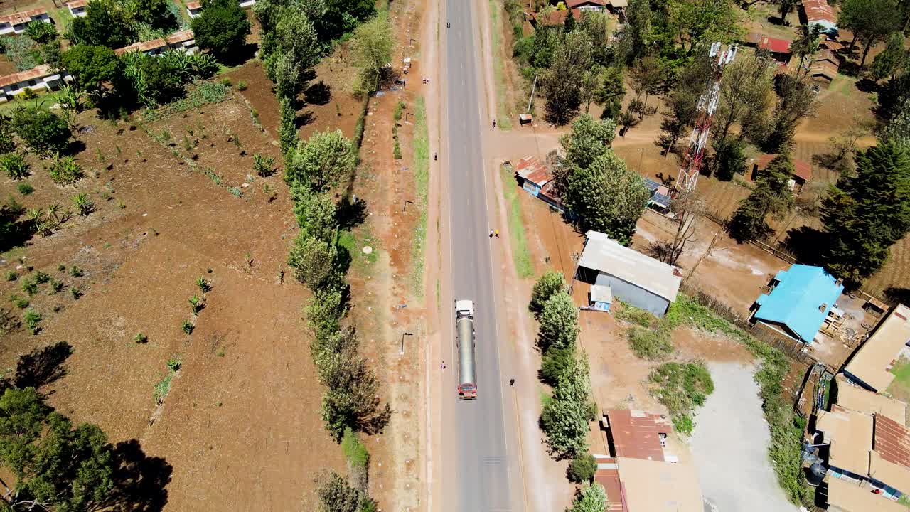 케냐의 시골 마을에서 킬리만자로가 배경입니다.