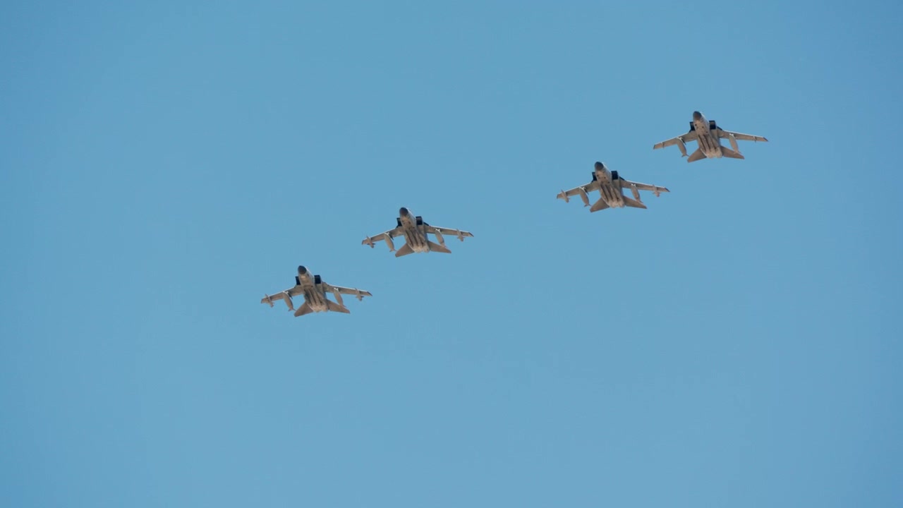 Militære jagerfly som flyr i diagonal formasjon