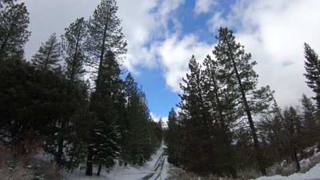 Nubes-Pasando-Sobre-Lapso-De-Tiempo-De-Camino-Cubierto-De-Nieve