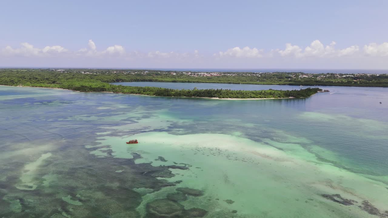 vista aérea de la piscina de nylon en la isla de tobago en el caribe