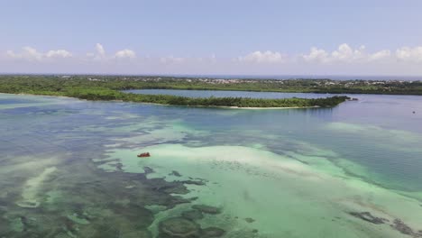 Nylon-Pool-Luftaufnahme-Auf-Der-Insel-Tobago-In-Der-Karibik