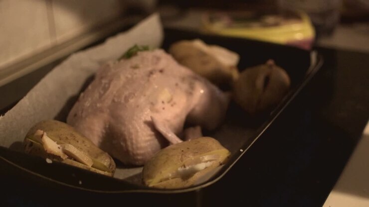 Salare il pollo intero nella padella con le patate prima di cuocerlo