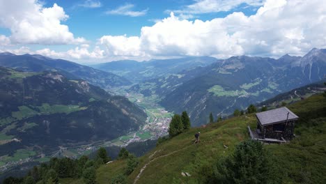 Wandern-In-Den-österreichischen-Alpen-An-Einem-Sommertag-Entlang-Von-Bergrücken-Und-Rund-Um-Berghütten